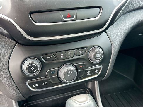 Used 2019 Jeep Cherokee Latitude Plus AWD/4WD image 31