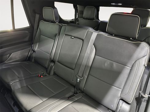 Used 2024 GMC Yukon SLT image 13