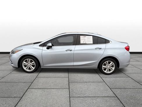 Used 2017 Chevrolet Cruze LT image 2
