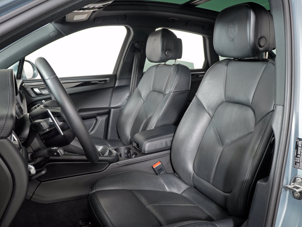 Certified 2025 Porsche Macan w/ Premium Package Plus AWD/4WD image 5
