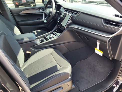 New 2025 Jeep Grand Cherokee L Laredo image 9