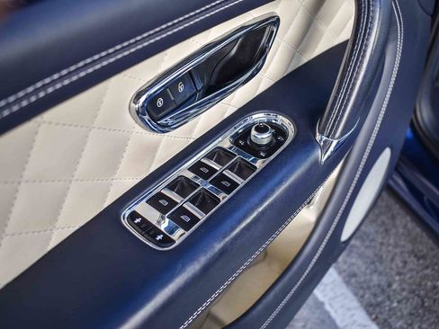 Used 2019 Bentley Bentayga image 23