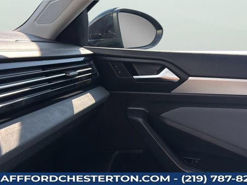 Used 2025 Volkswagen Jetta SE FWD image 13