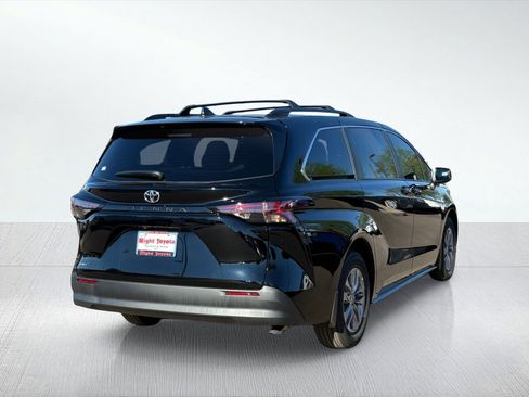 New 2026 Toyota Sienna LE image 7