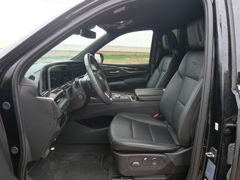 Used 2024 Cadillac Escalade ESV Luxury image 8