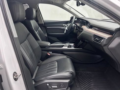 Used 2019 Audi e-tron Prestige w/ Prestige Package AWD/4WD image 17