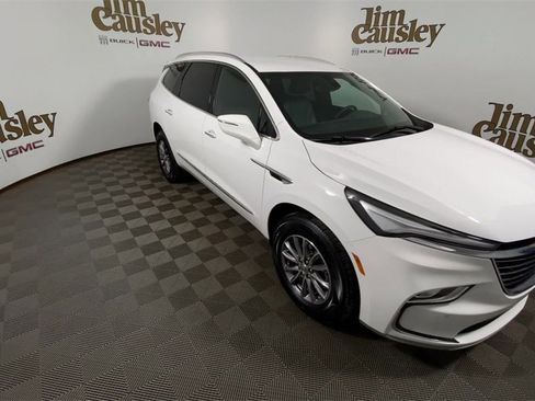 Used 2023 Buick Enclave Essence image 2