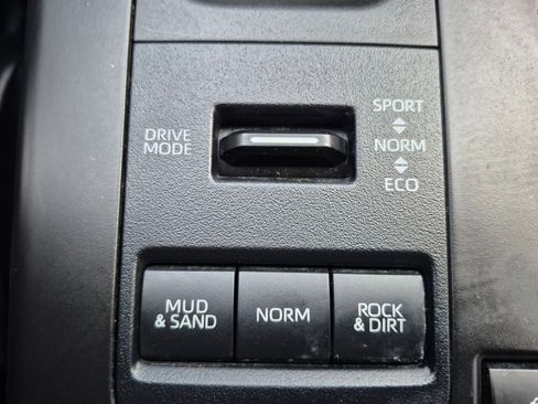 Used 2020 Toyota Highlander XLE image 18