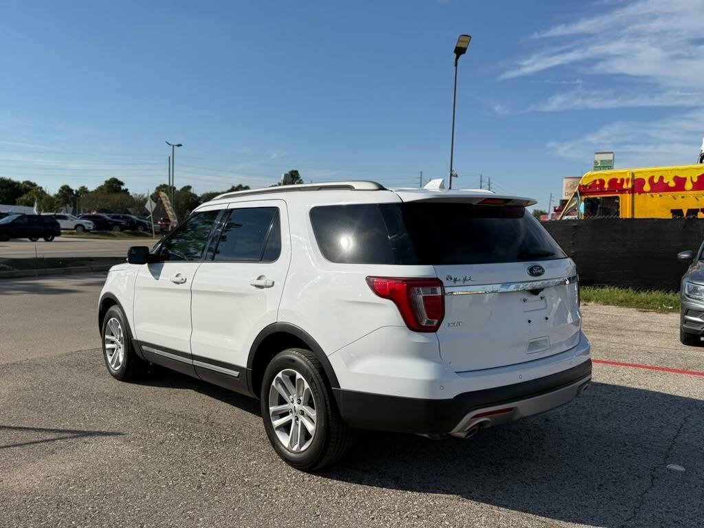 Used 2017 Ford Explorer XLT w/ Equipment Group 201A FWD image 18