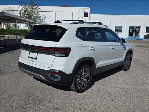 Used 2025 Volkswagen Taos SE image 3