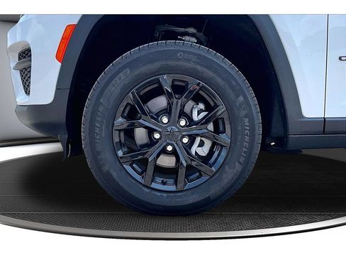 Used 2025 Jeep Grand Cherokee Altitude RWD image 50