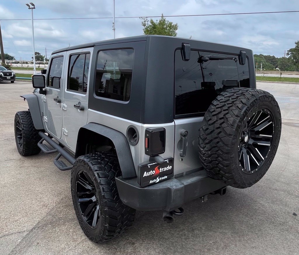 Used 2010 Jeep Wrangler Unlimited Rubicon AWD/4WD image 3