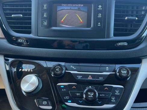 Used 2017 Chrysler Pacifica Touring-L FWD image 11