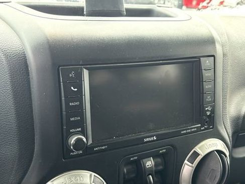 Used 2017 Jeep Wrangler Unlimited Sahara w/ Connectivity Group image 19