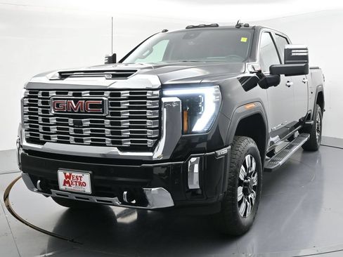 Used 2025 GMC Sierra 3500 Denali w/ Technology Package AWD/4WD image 2