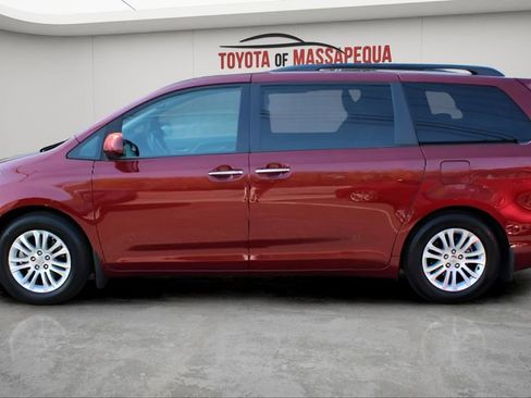 Used 2017 Toyota Sienna XLE w/ XLE Navigation Package FWD image 25