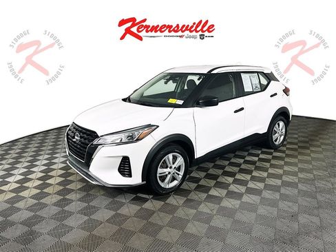 Used 2022 Nissan Kicks S image 3