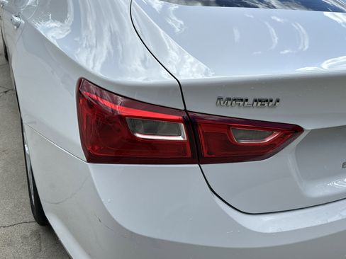 Used 2017 Chevrolet Malibu LT FWD image 12