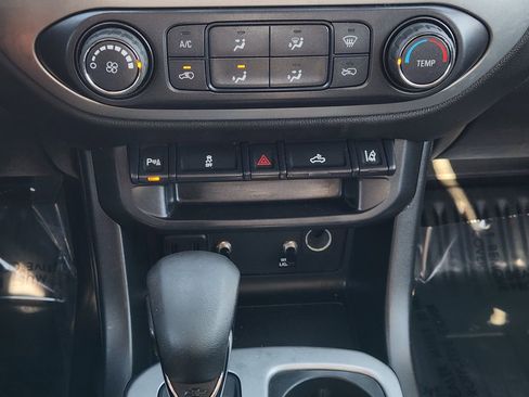 Used 2022 Chevrolet Colorado LT w/ Fleet Safety Package image 19