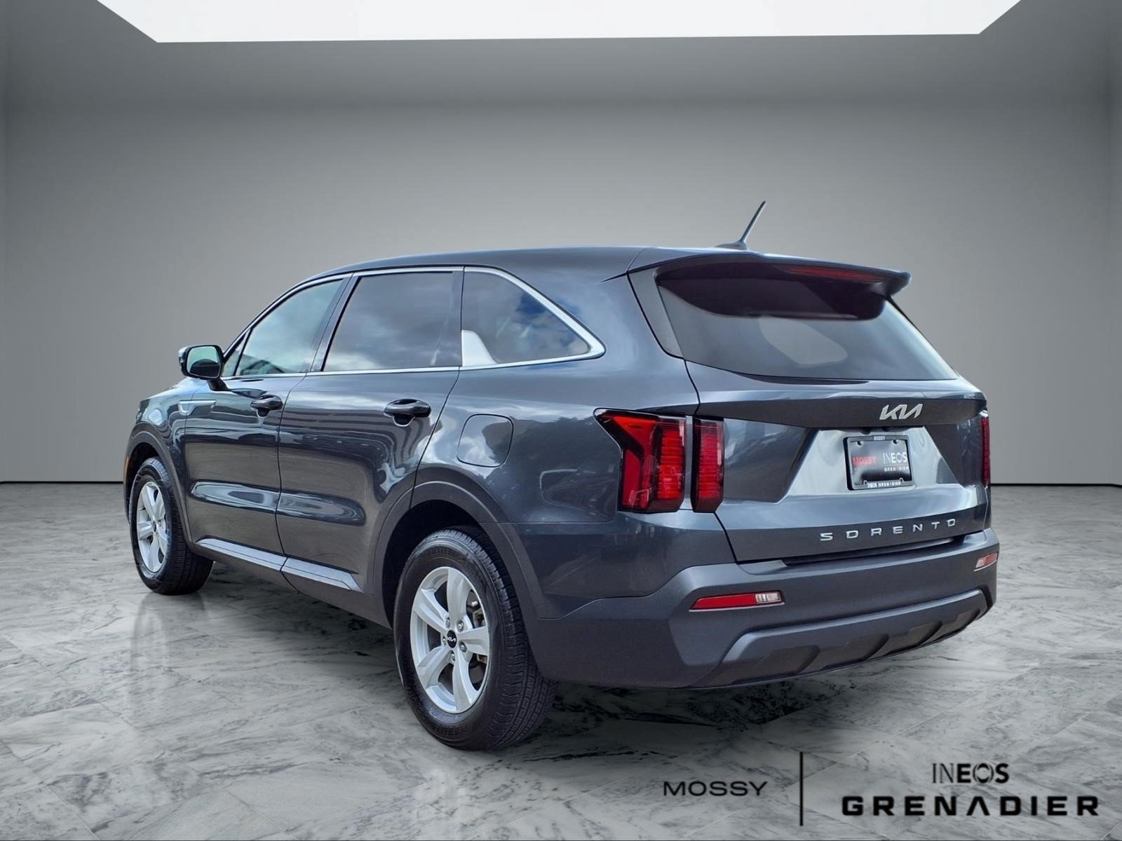 Used 2022 Kia Sorento LX FWD image 2