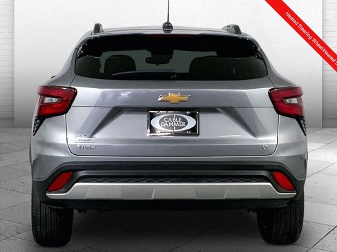 Used 2025 Chevrolet Trax LT w/ LT Convenience Package image 3