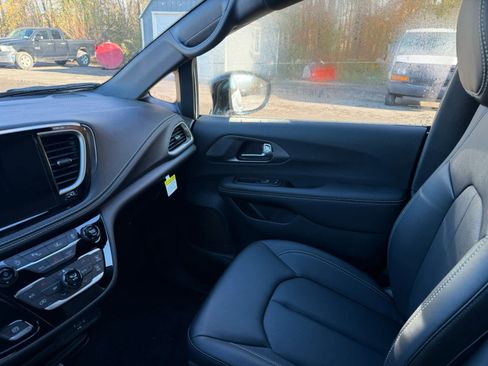 New 2026 Chrysler Pacifica Select image 22