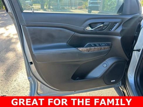 Used 2023 GMC Acadia Denali w/ Denali Ultimate Package FWD image 12