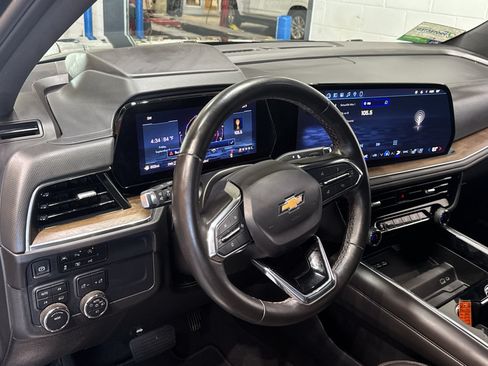 Used 2025 Chevrolet Suburban High Country AWD/4WD image 18