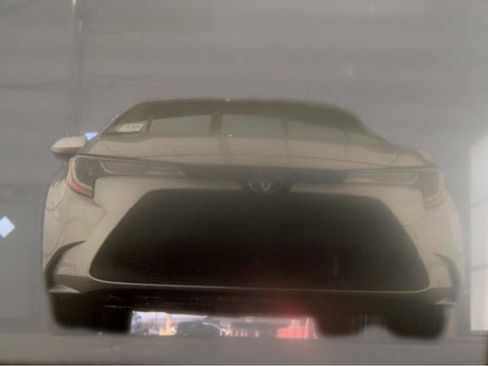 Used 2022 Toyota Corolla LE FWD image 3