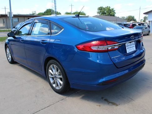 Used 2017 Ford Fusion SE w/ Fusion SE Technology Package FWD image 8