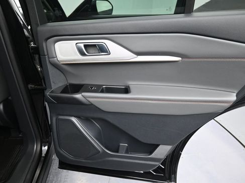 Used 2025 Ford Explorer Active w/ Active Comfort Package RWD image 21