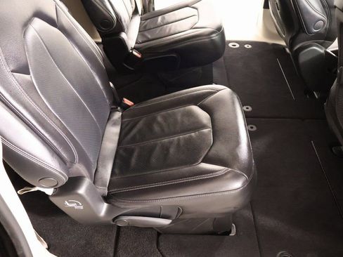 Used 2022 Chrysler Pacifica Touring-L image 14