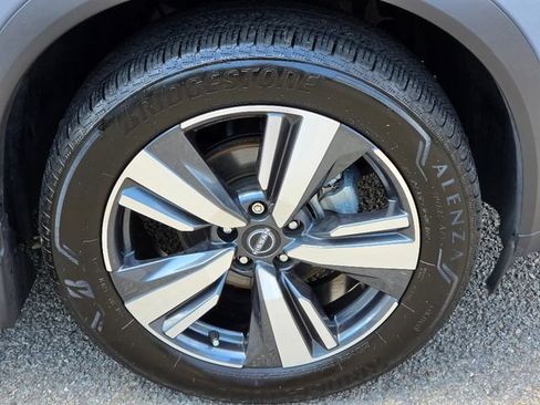 Used 2024 Nissan Rogue SL AWD/4WD image 9