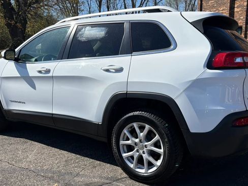 Used 2017 Jeep Cherokee Latitude w/ Cold Weather Group AWD/4WD image 6