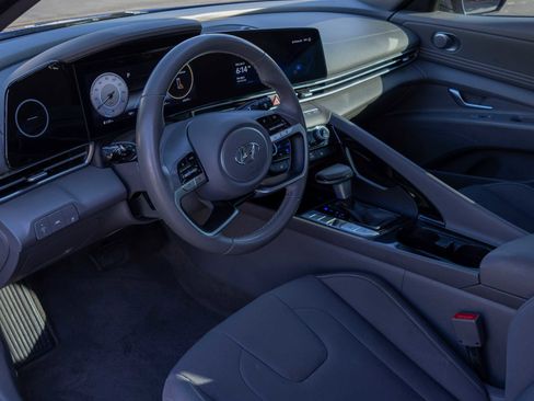 Used 2023 Hyundai Elantra SEL w/ Convenience Package image 11