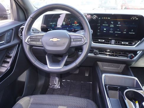 Used 2025 Chevrolet Equinox LT FWD image 11