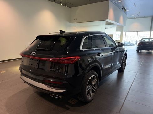 Used 2025 Audi Q5 Premium w/ Convenience Package image 32