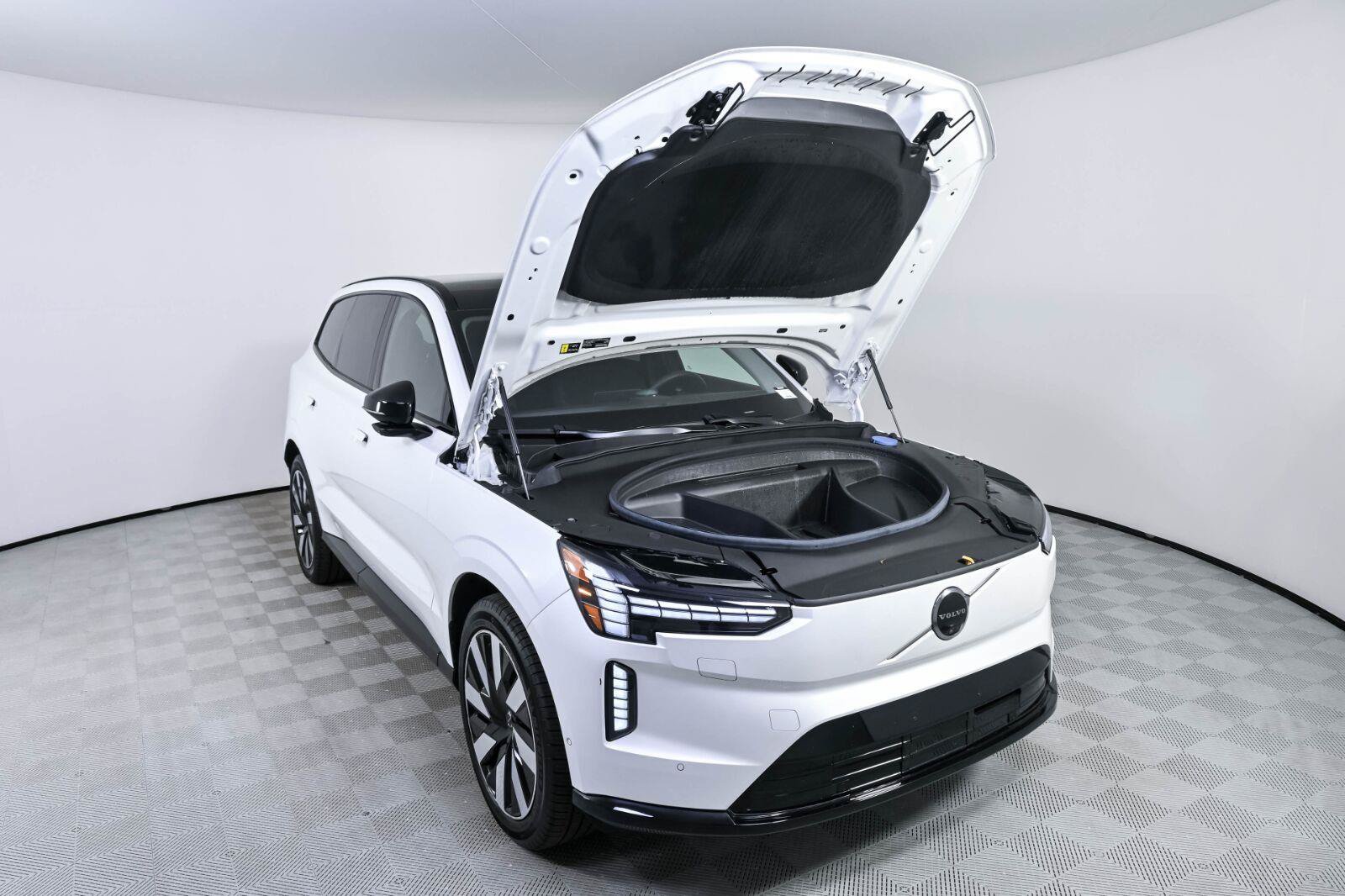 Certified 2025 Volvo EX90 Plus AWD/4WD image 33