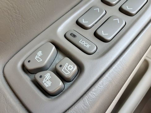 Used 2004 Cadillac De Ville DHS w/ Equipment Group image 19