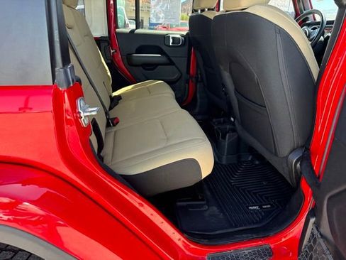 Used 2018 Jeep Wrangler Unlimited Sahara AWD/4WD image 11