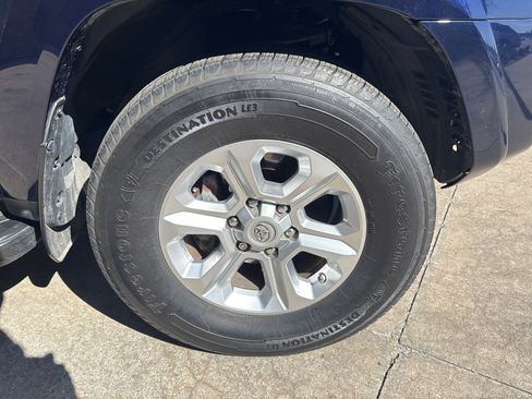 Used 2017 Toyota 4Runner SR5 Premium image 13