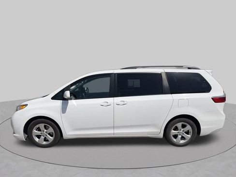 Used 2015 Toyota Sienna LE FWD image 2