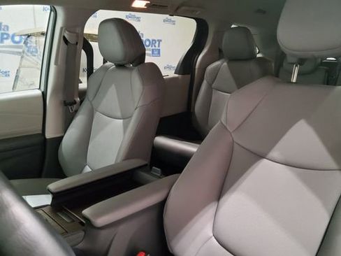 Used 2024 Toyota Sienna XLE FWD image 16