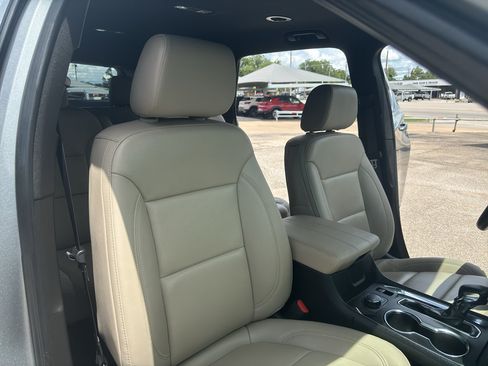 Used 2023 Chevrolet Traverse LT w/ LT Premium Package FWD image 17