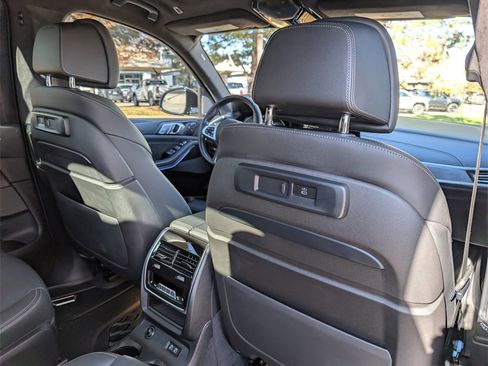 Used 2022 BMW X7 M50i image 23