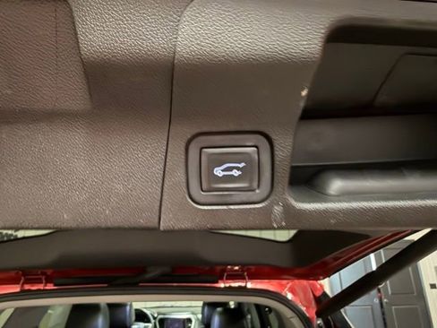 Used 2023 GMC Acadia SLT w/ Elevation Edition image 25