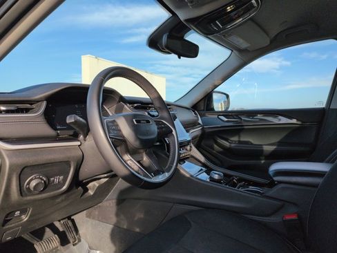 Used 2023 Jeep Grand Cherokee Laredo image 10