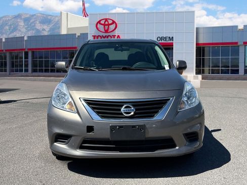 Used 2012 Nissan Versa SV FWD image 2