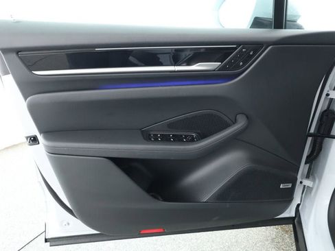 Used 2025 Porsche Macan Electric w/ Premium Package image 9