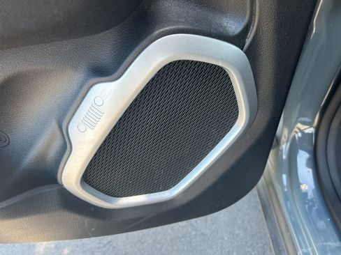 Used 2018 Jeep Renegade Latitude image 21